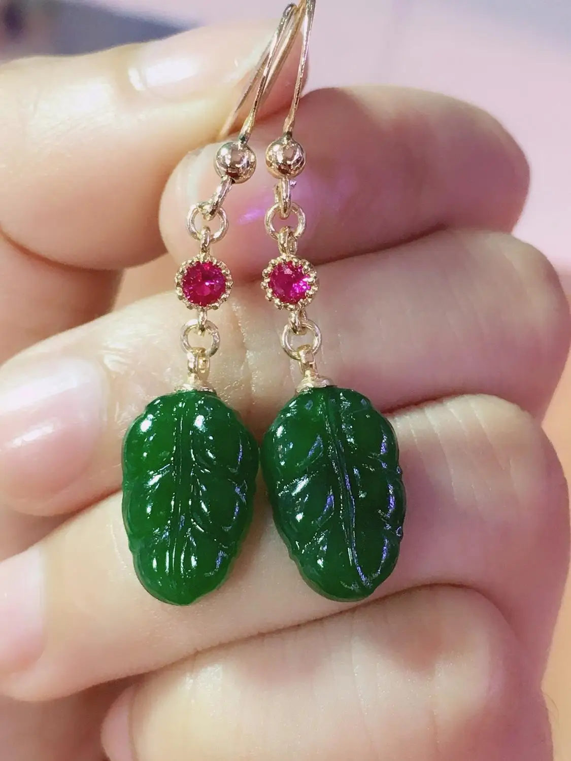 Натуральные русские серьги из яшмы маленькие в виде листьев четкие и яркие цвета.