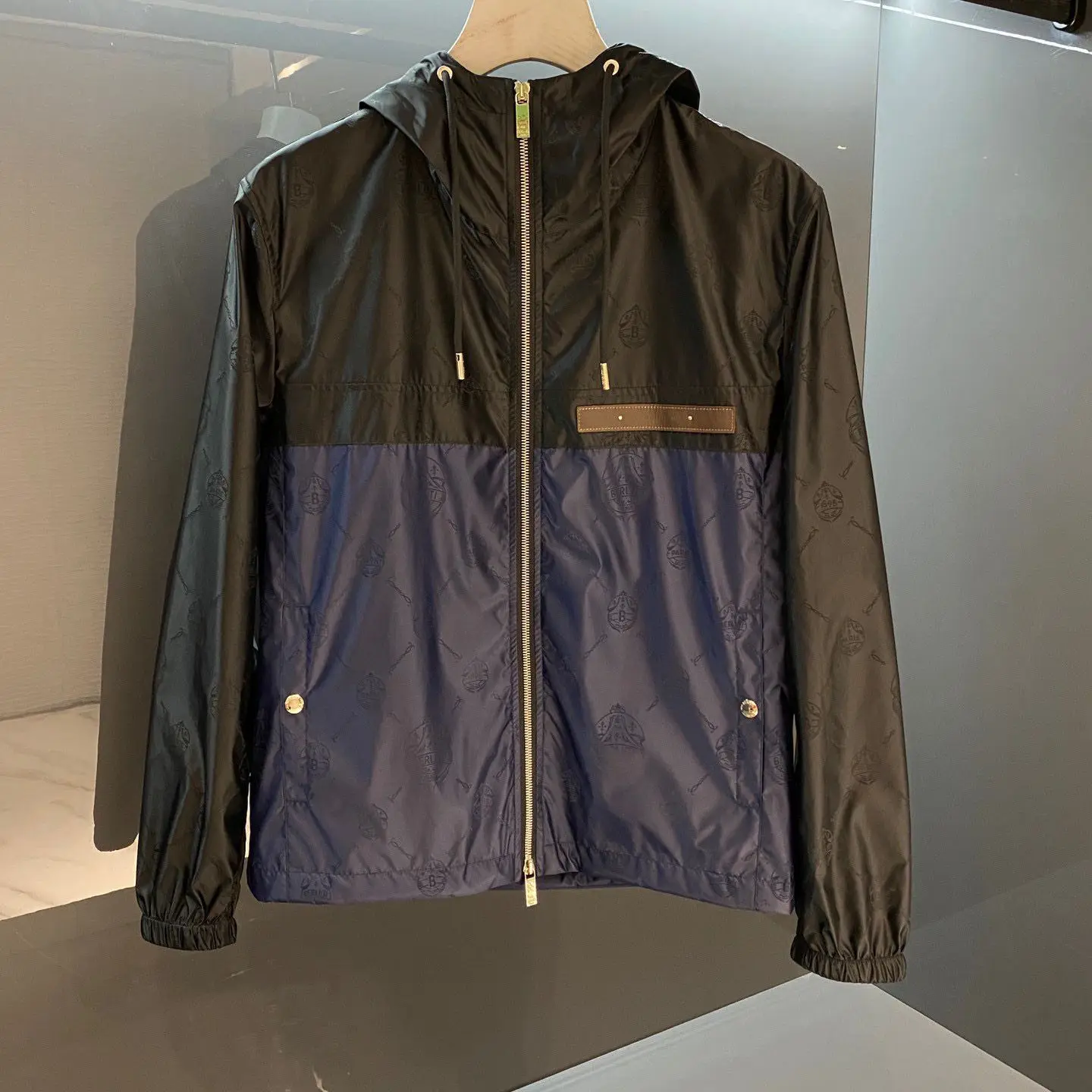 

Мужская куртка с капюшоном и жаккардовым нейлоном, 21 год