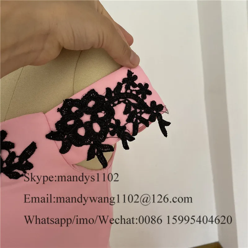 Женское длинное платье подружки невесты розовое с черной кружевной аппликацией