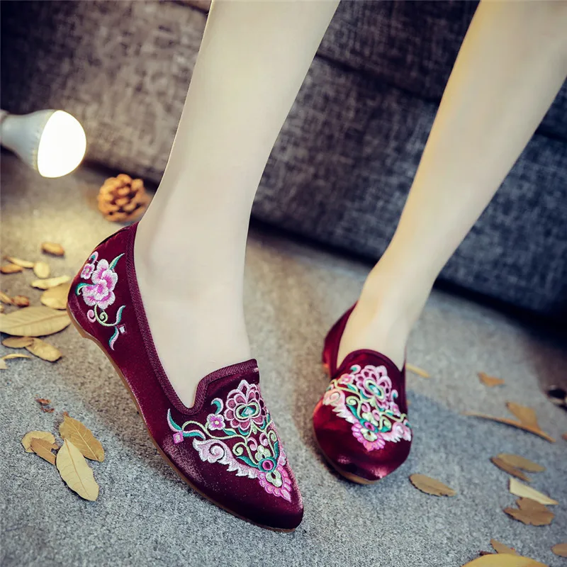 

Женские атласные балетки на плоской подошве, с цветочной вышивкой