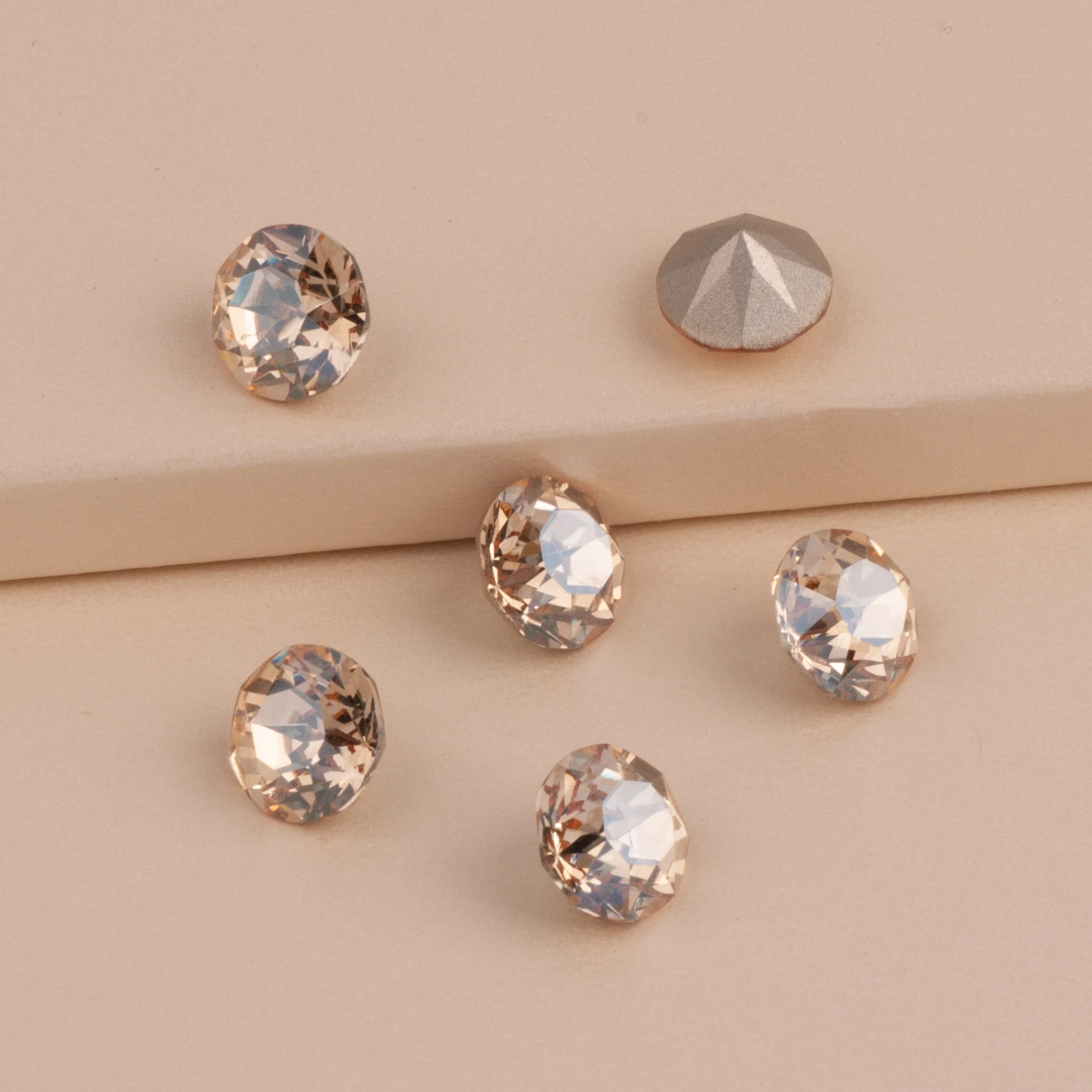 

Golden Shadow Different Size Crystal Best Quality Glitter Glass Rhinestones Different Color Nail Rhinestone 3D DIY Rhinestones