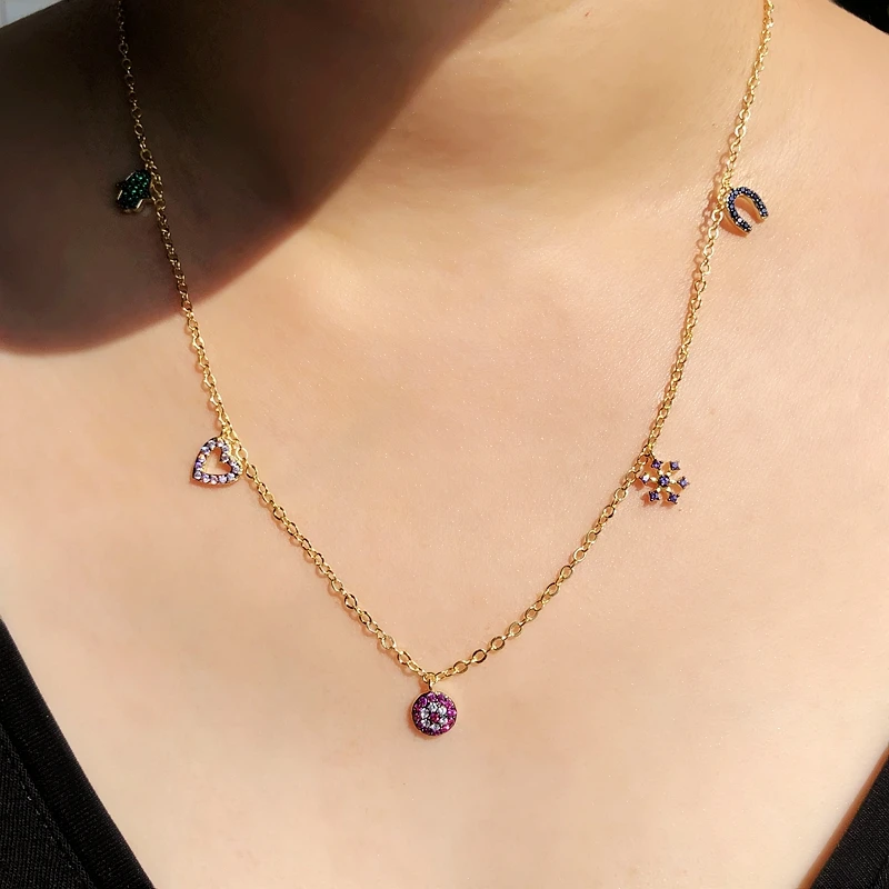 Массивное ожерелье чокер разных цветов в форме маленького сердца снежинки