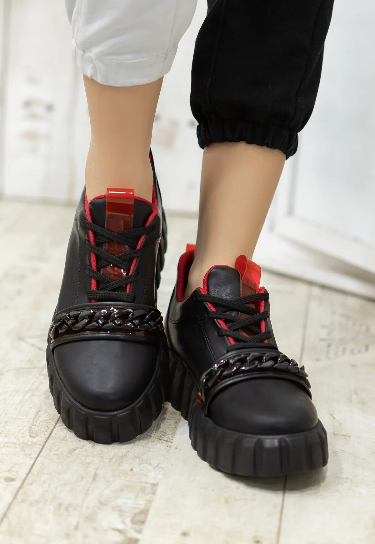 

BveA Store for all seasons casual comfortable daily sports flat outsole lace-up Mya Black leather Red Detailed Lace-Up Sports Shoes