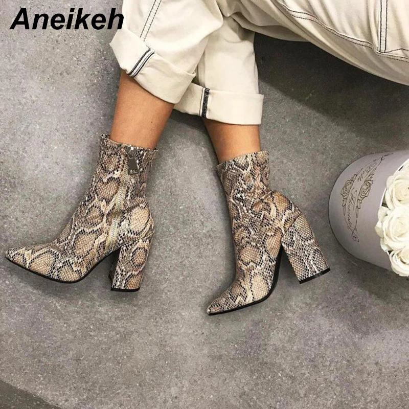 Aneikeh/ г. Женские ботинки из PU искусственной кожи для зрелых женщин пикантная обувь с острым носком на высоком квадратном каблуке и на молнии свадебные ботильоны для танцев Размеры 35-42