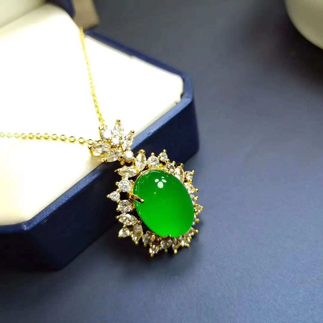 

Натуральное ожерелье с зеленым кулоном ледяной король