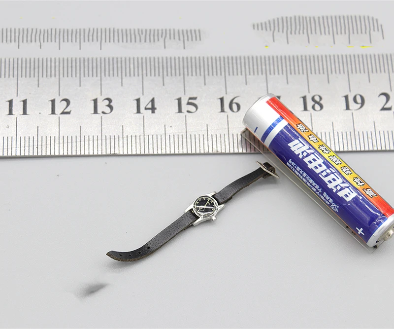 Модель наручных часов времен Второй мировой войны в масштабе 1/6 года армейские