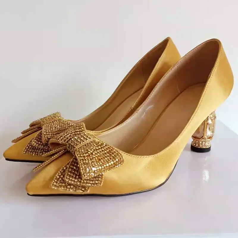 

Стразы туфли на высоком массивном каблуке, женские туфли с острым носком, украшенные блестящими кристаллами и бантом, золотые туфли-лодочки...