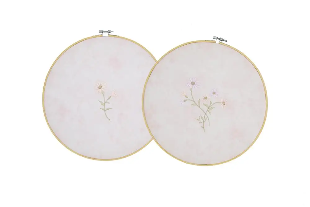 

Two pieces handmade wall desk decorations home shop bar wedding scene ornaments Exquisite satin embroidered daisy No.QY013