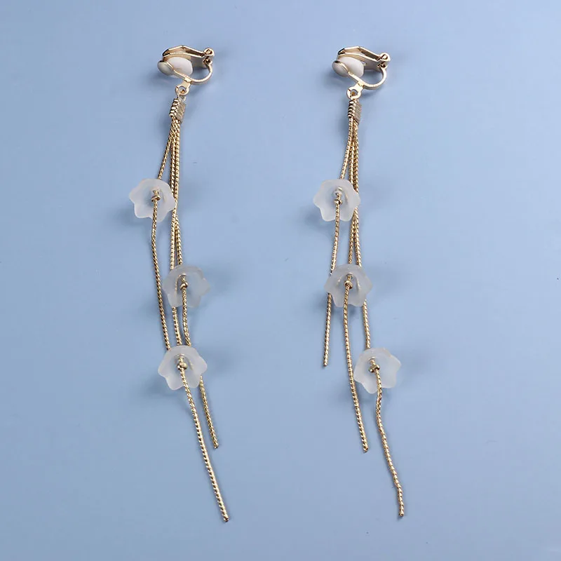 Длинные серьги клипсы золотого цвета с цепочкой элегантные без пирсинга для