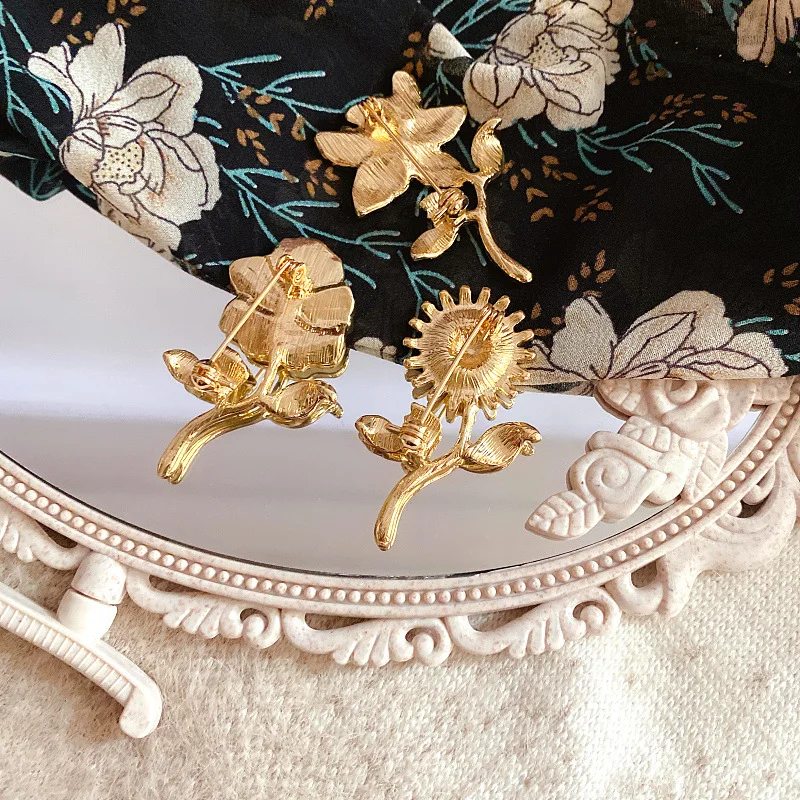 

Elegant Enamel Daisy Iris Flower Brooches For Women Fashion Bouquet Weddings Engagement Bride Brooch Pins Fine Jewelry Gifts