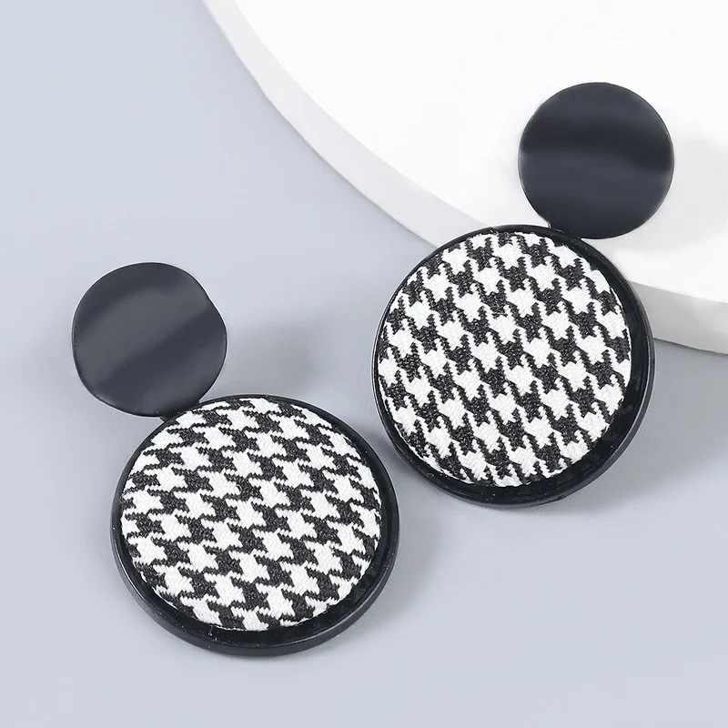 2021 Wholesale European and American Trend Simple Alloy Houndstooth Fabric Round Female Fashion Retro Earrings | Украшения и