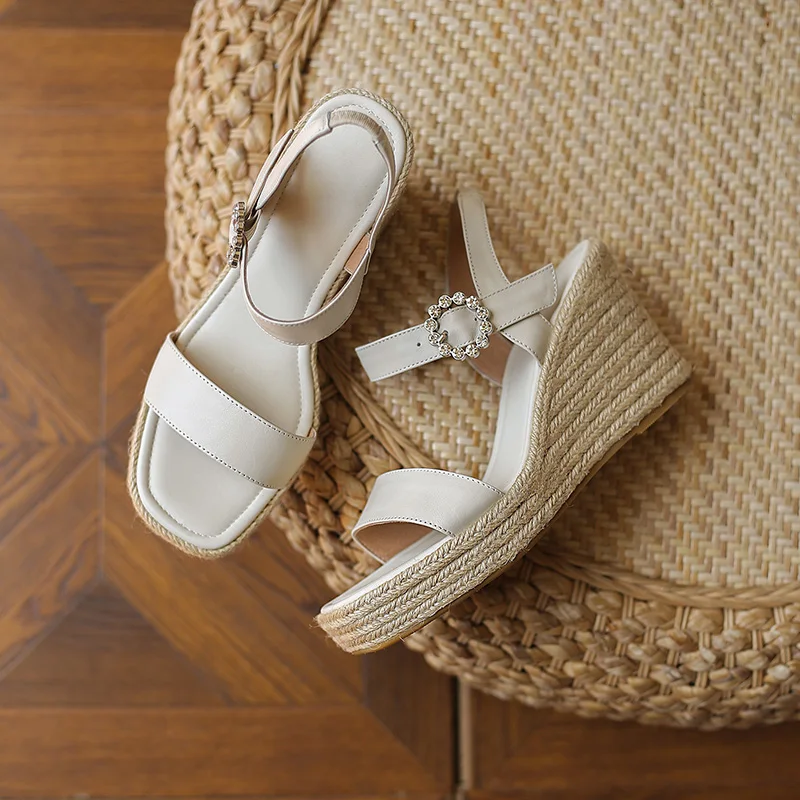 

Женские босоножки из коровьей кожи Osunlina, с квадратным носком, украшенные стразами, ручной работы, на танкетке 8,5 см, с пряжкой и ремешком, удобная обувь L