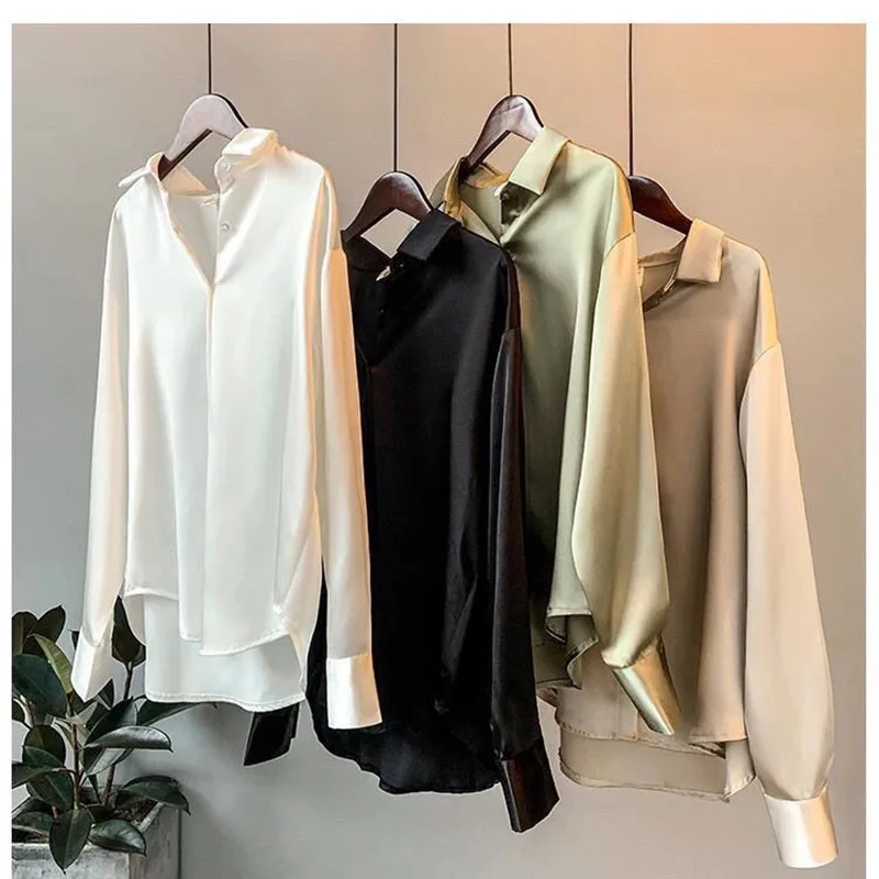 Женская атласная блузка на пуговицах белая с длинным рукавом |