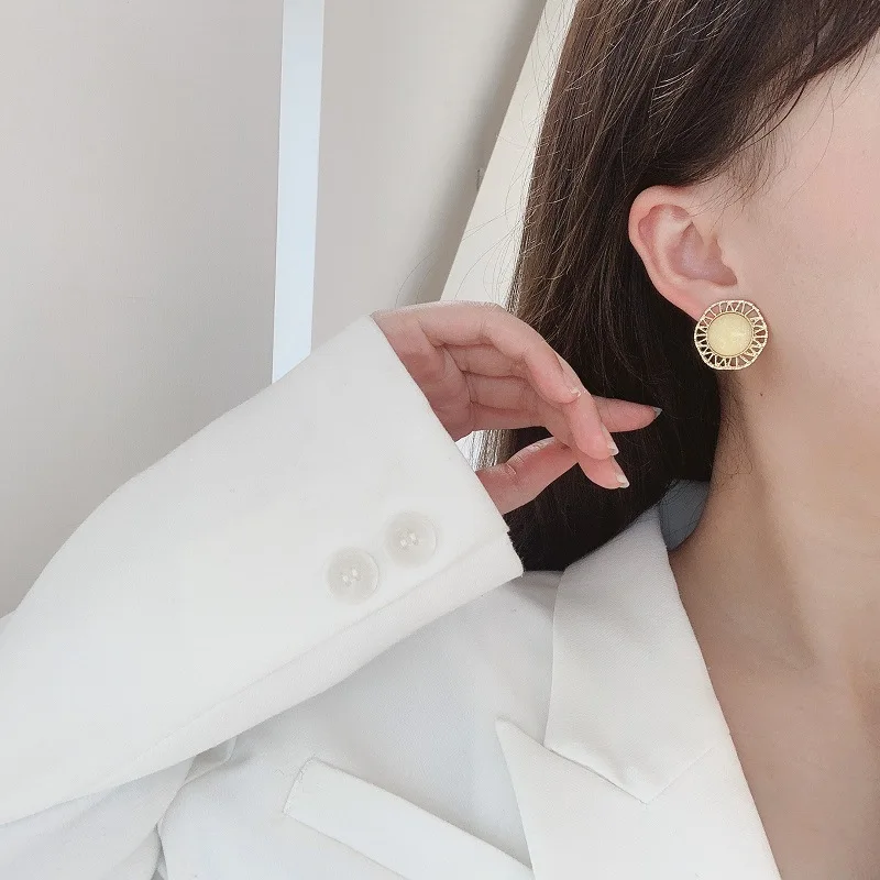 

2021 New Vintage Earrings Yellow Glassy Resin Geometric Round Hollow Gold Metal Stud Earrings for Women Party Jewelry