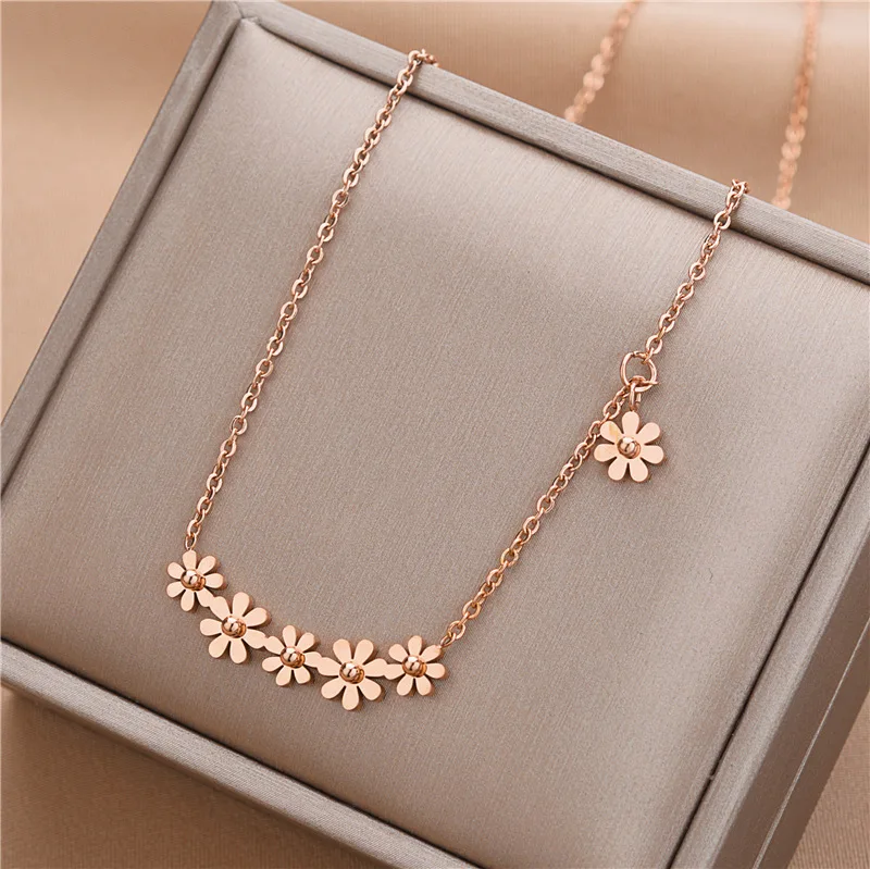 

Small Daisy Necklace Female Clavicle Chain Fresh Ins Cold Wind Niche Design Chrysanthemum Pendant Net Red Matching Jewelry