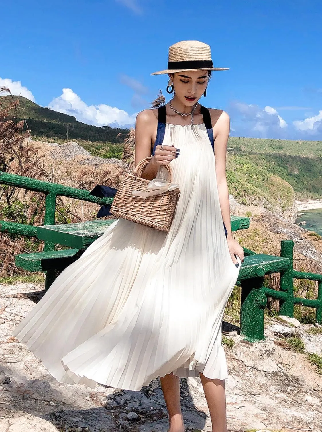 Женское пляжное платье с открытой спиной белое на бретельках плиссированное