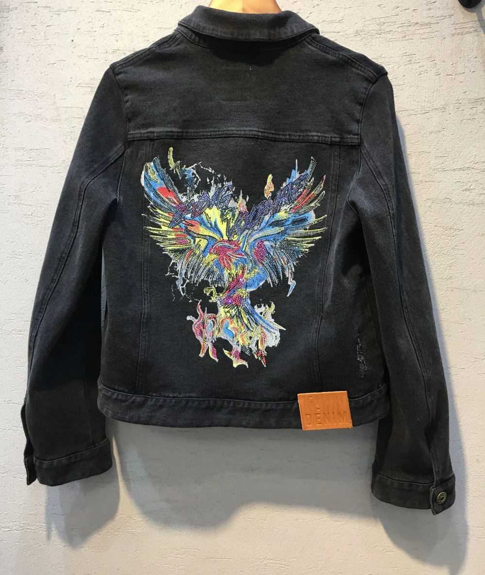 Черно серая короткая джинсовая куртка с принтом орла Стразы передними