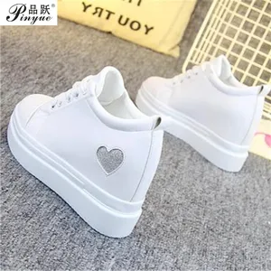 Кроссовки женские на танкетке со скрытым каблуком, высокие теннисные туфли из искусственной кожи, повседневная обувь на танкетке, белые