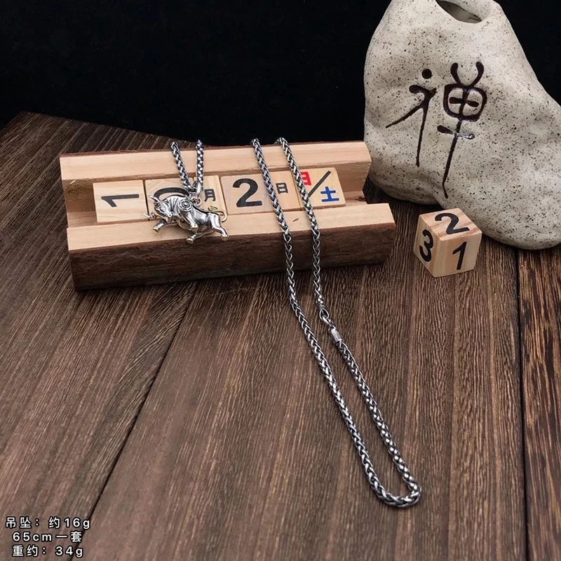 

Classic Fashion Year of the Ox Theme Explosive New Year of the Ox Lucky Mascot High Quality Carved Ox Pendant Necklace Gift