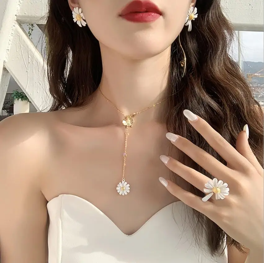 

2021 New Small Daisy Tassel White Enamel Drop Glaze Asymmetric Flower Ear Stud Earrings Brincos For Woman Girl Jewelry Bijoux