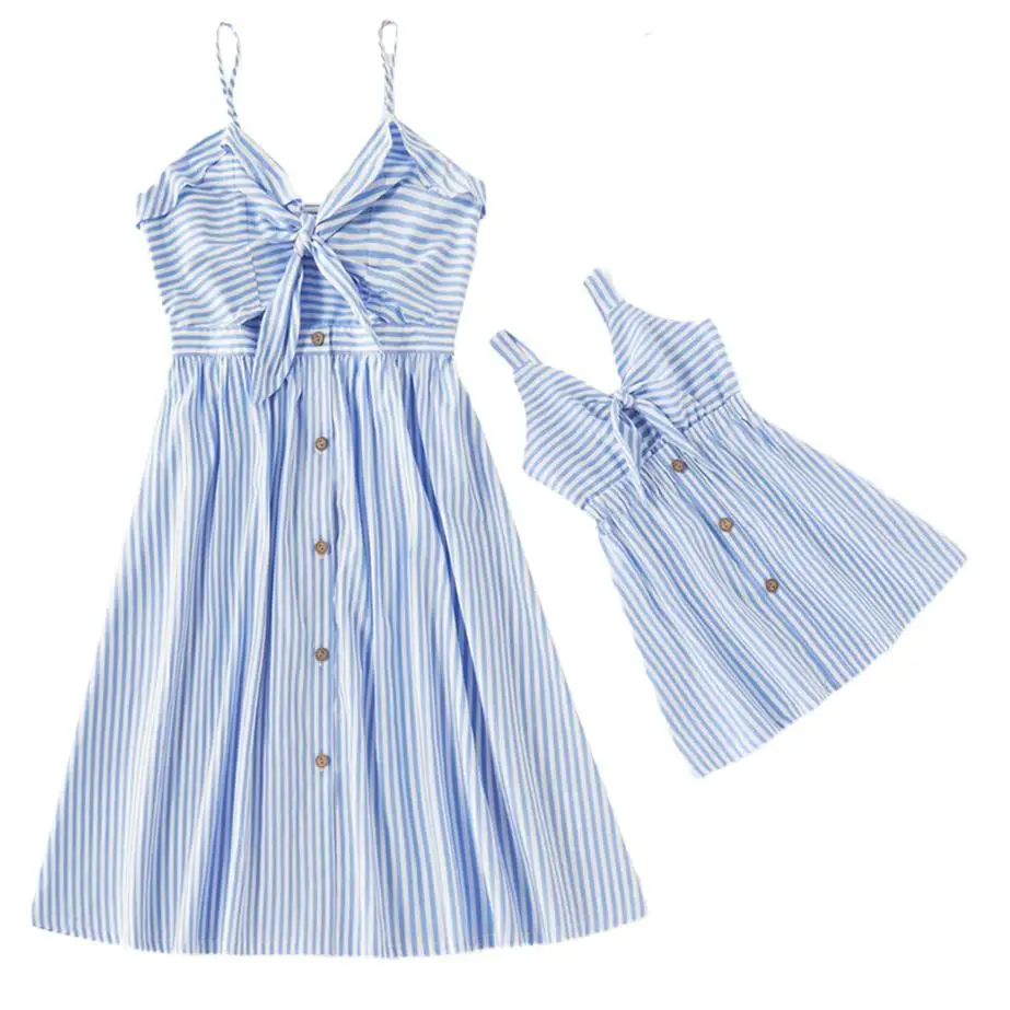 

Одежда для мамы и дочки, летнее платье в полоску на бретелях с v-образным вырезом и пуговицами трапециевидной формы, одинаковые платья для ма...