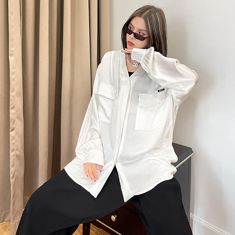 

[EAM] Women White Pocket Split Big Size Blouse New V-collar Long Sleeve Loose Fit Shirt Fashion Tide Spring Autumn 2021 1DD5372