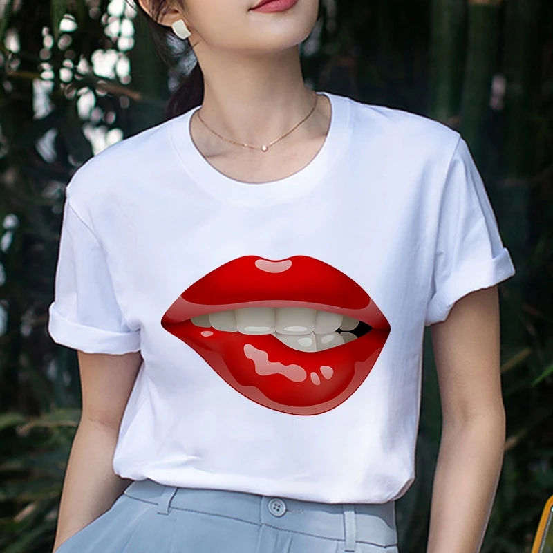Фото Женская футболка с коротким рукавом круглым вырезом и принтом губ | одежда