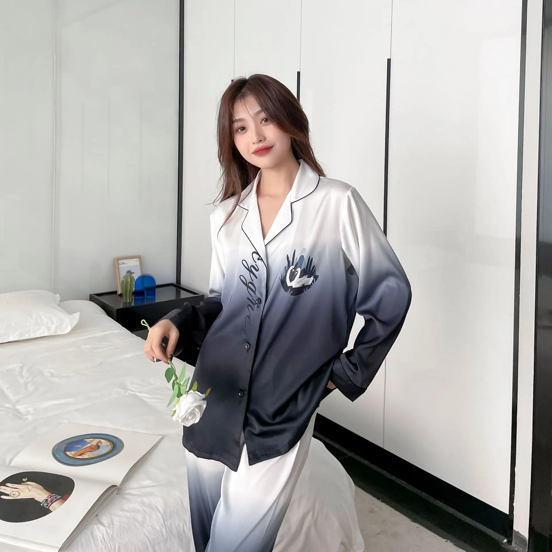 

2022 new White Swan gradient women's fashion Pajama sets in stock silk sleepwear set
