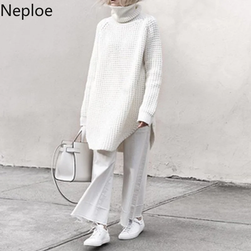 Женский плотный вязаный пуловер с высоким воротником и разрезом сбоку