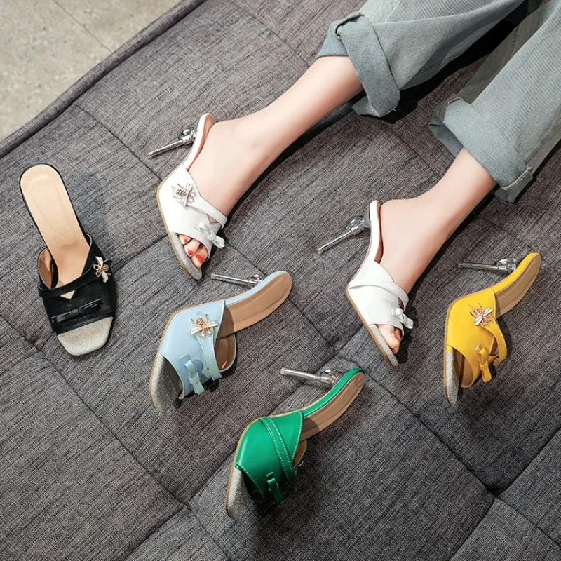 Мюли женские на тонком высоком каблуке сланцы с кристаллами перфорированная