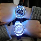 Светодиодная светящаяся вспышка часы, индивидуальные трендовые студенческие часы для влюбленных, женские мужские часы, легкие наручные часы 7 цветов