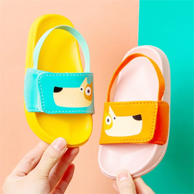 

Летние новые стильные детские сандалии для мальчиков и девочек, уличные Нескользящие тапочки с открытым носком, мультяшная пляжная домашня...