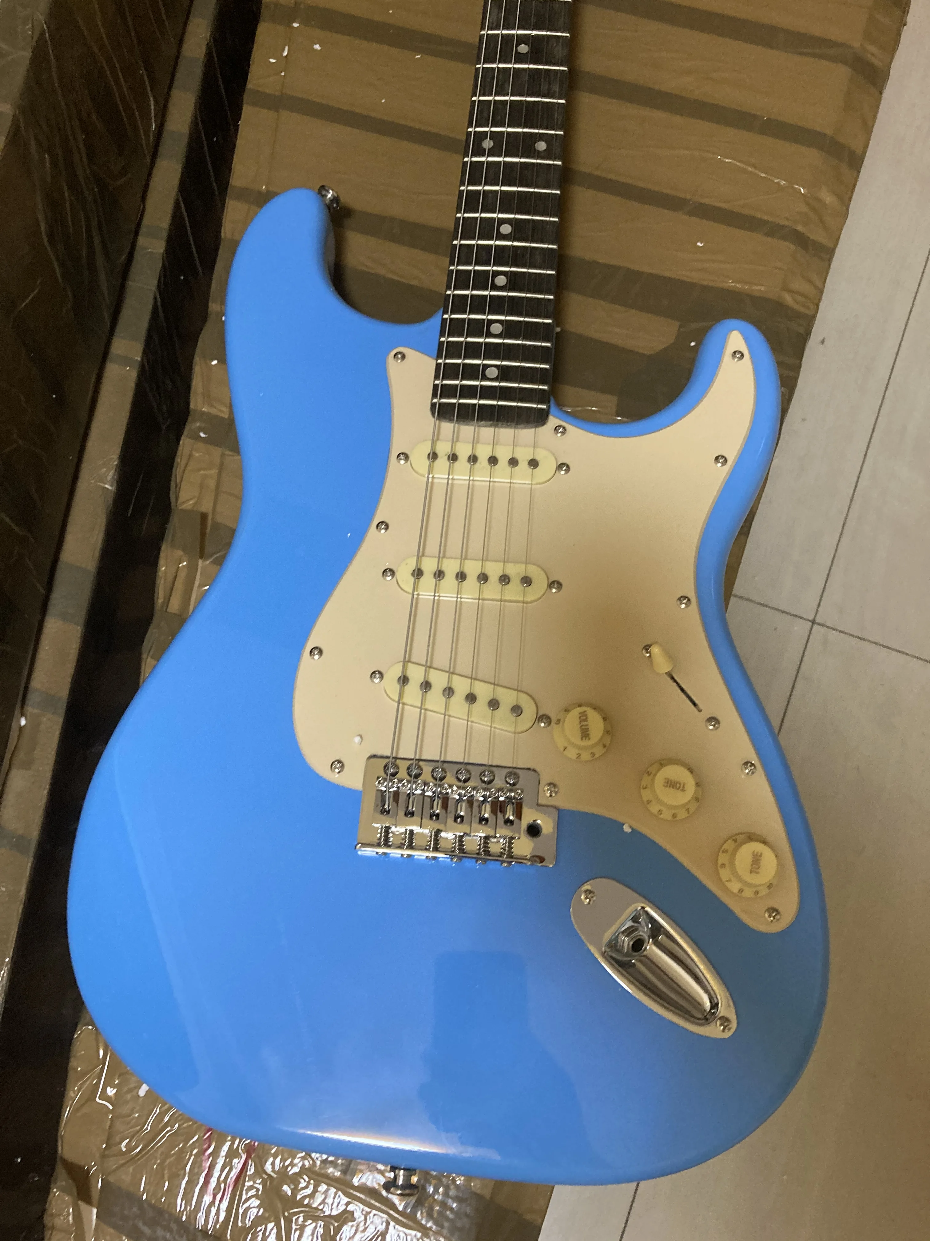Stratocaste-r custom body 6 string Rosewood fingerboard электрическая гитара в наличии |