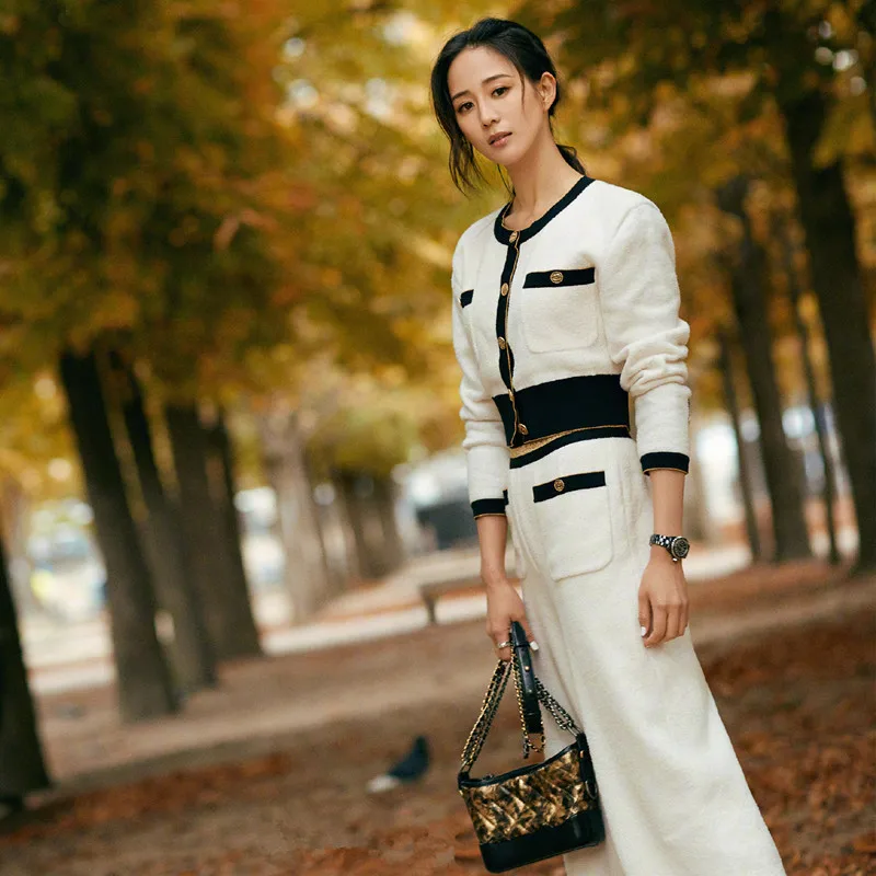 Женский модельный костюм вязаный однобортный укороченный свитер и брюки с