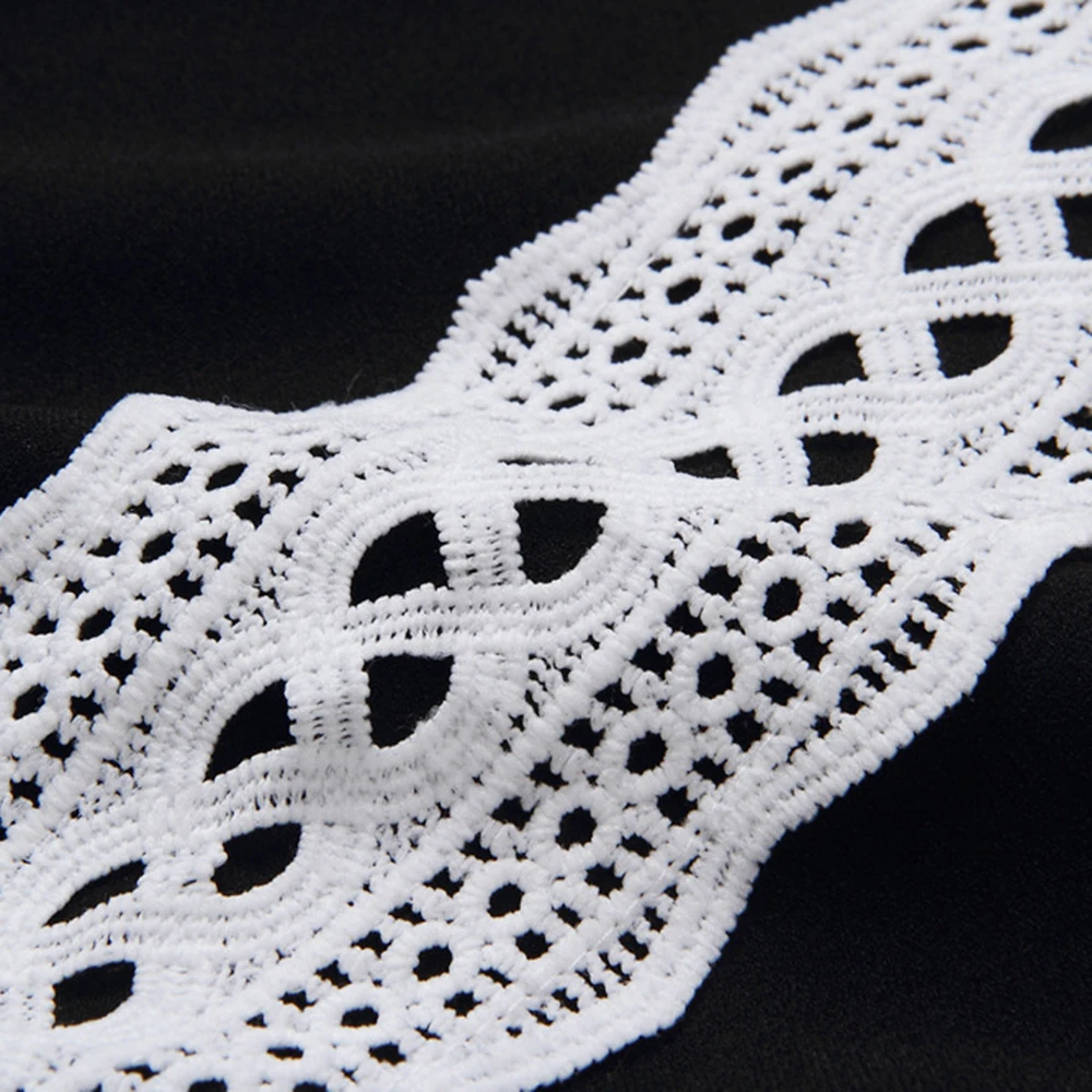 Элегантное платье трапециевидной формы с высоким воротником и рукавами три