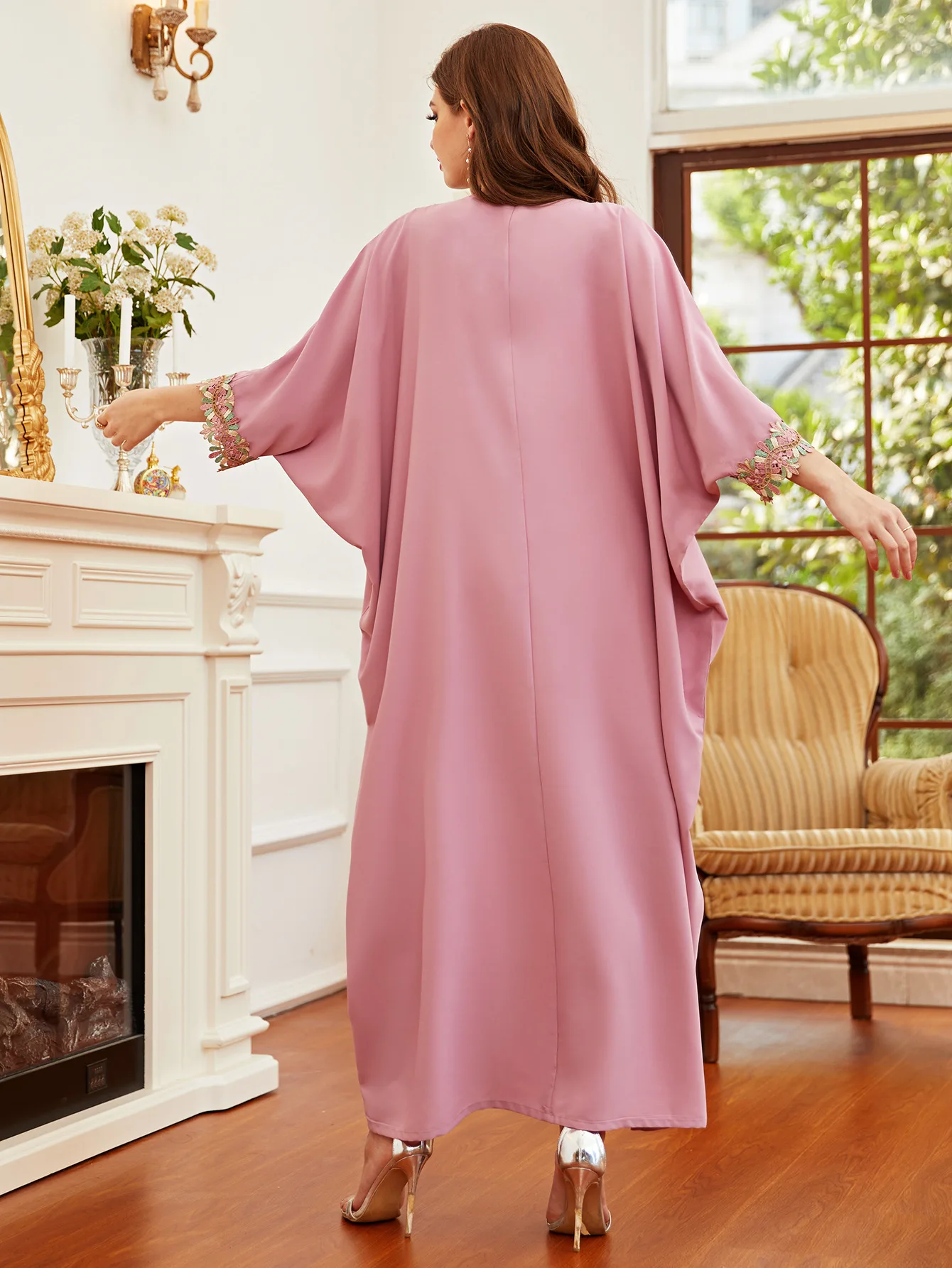 Женское платье с вышивкой длинный кафтан большим подолом в турецком