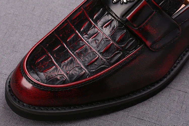 Новинка Очаровательные кожаные мужские туфли с острым носком и металлическими