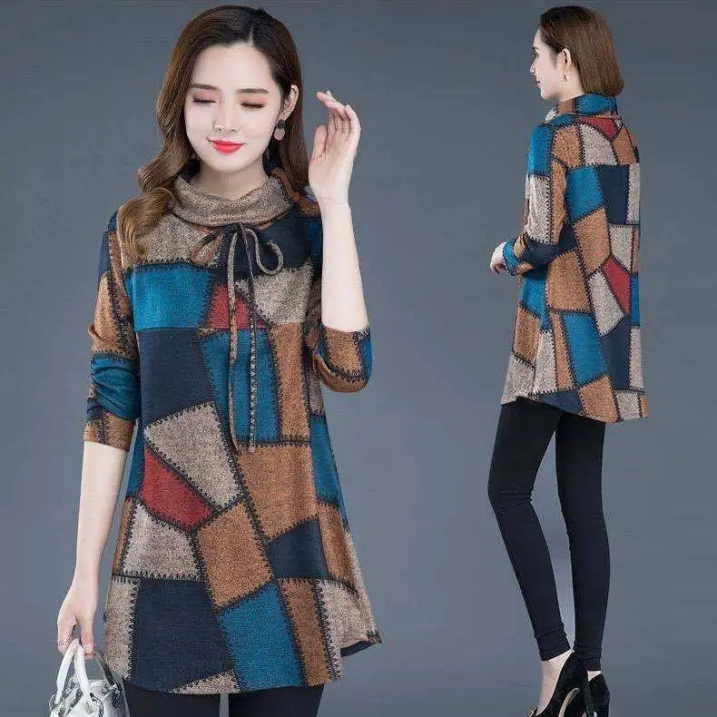 Футболка женская хлопковая с широким воротником в клетку принтом размера плюс