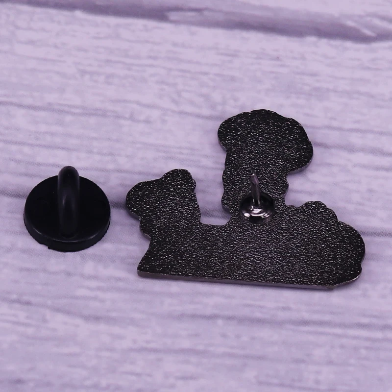 Лиза Мэтт гройз Трой Макклюр Билли на кухне с эмалированной булавкой ДНК Мистер