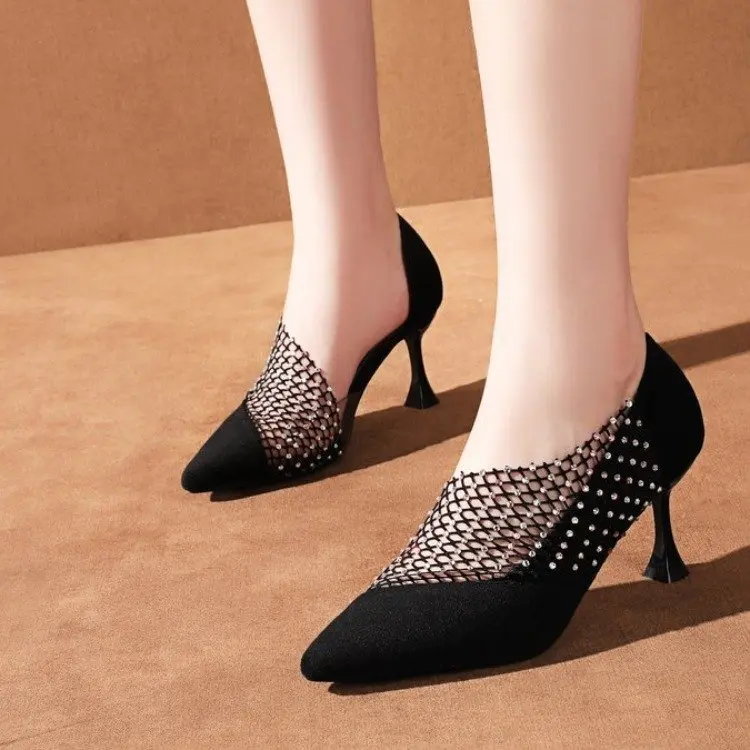 Женские туфли на тонком каблуке лодочки из флока с острым носком и кристаллами