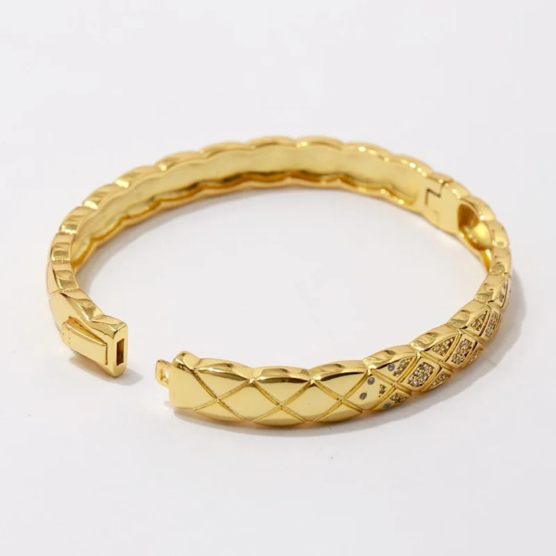 

Branded bracelet jewelry independent design style Exquisite simple retro diamond pattern personality fashion style