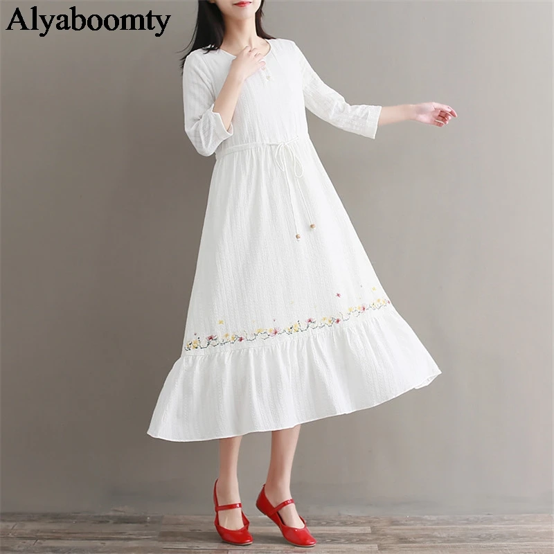 Женское хлопковое белое миди платье элегантное с цветочной вышивкой