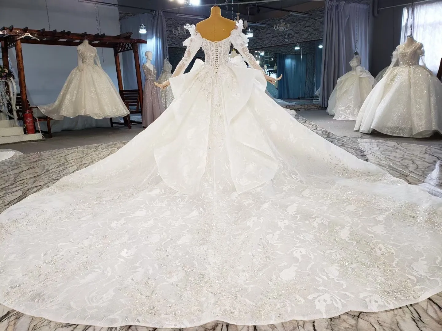 2021 Luxury Arabic Ball Gown Wedding Dresses Beaded Jewel Neck Lace Appliqued Long Sleeve Modest Wedding Gowns Custom Made