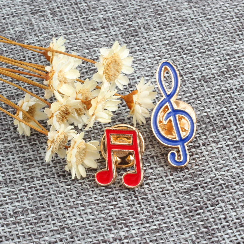 Эмалированная брошь в виде музыкального символа скрипичного ключа красного и