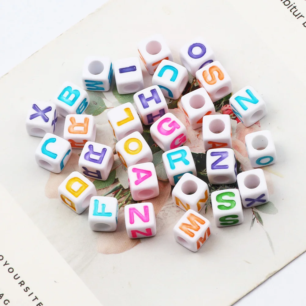 100 шт. акриловые бусины с буквами разные цвета в произвольном порядке для