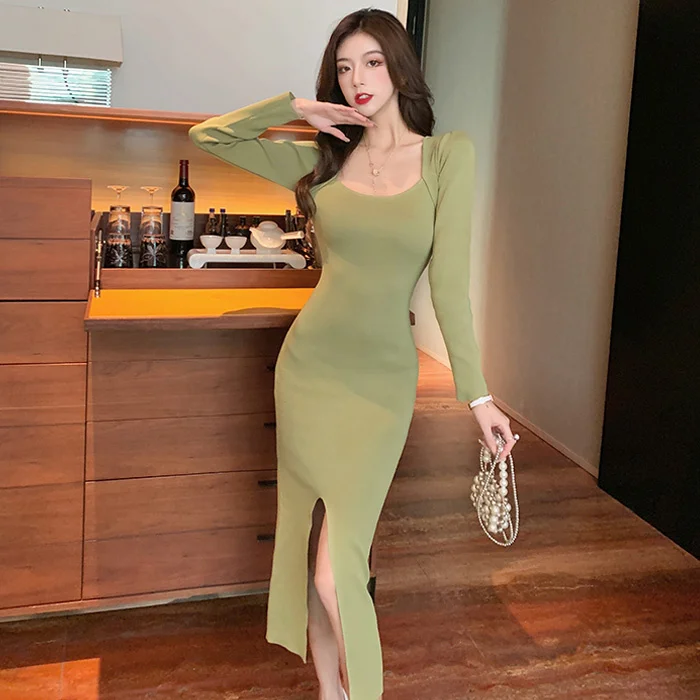 

Женское трикотажное платье средней длины с длинным рукавом и квадратным вырезом