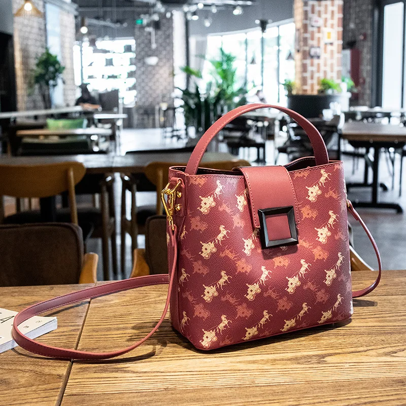 

Fashion Horse-drawn Carriage Presbyopia Printing Large-capacity Bucket Bag 2021 New One-shoulder Handbag All-match Messenger Bag