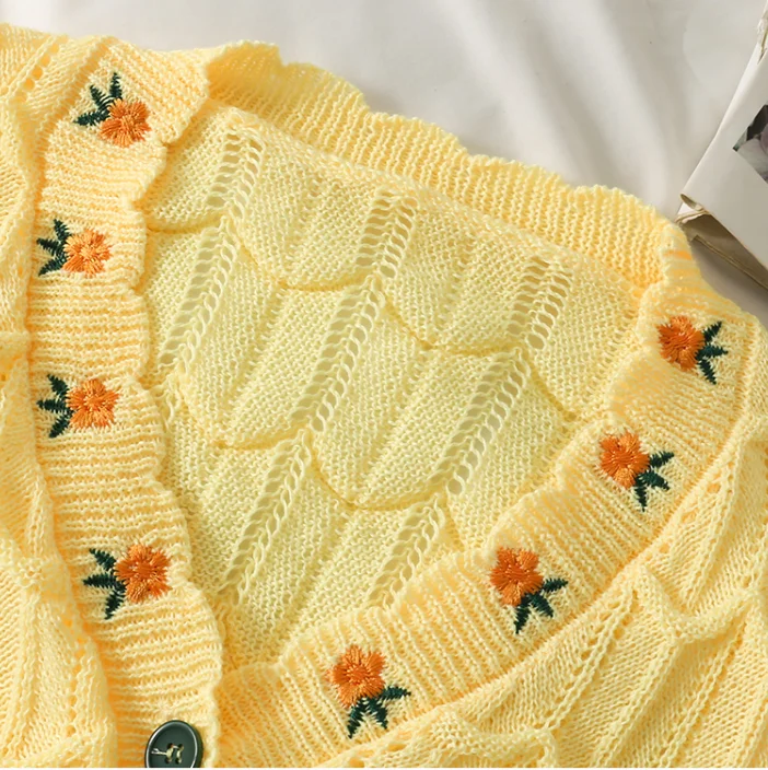

Sweet embroidered wavy edge V-neck slim knitted T-shirt