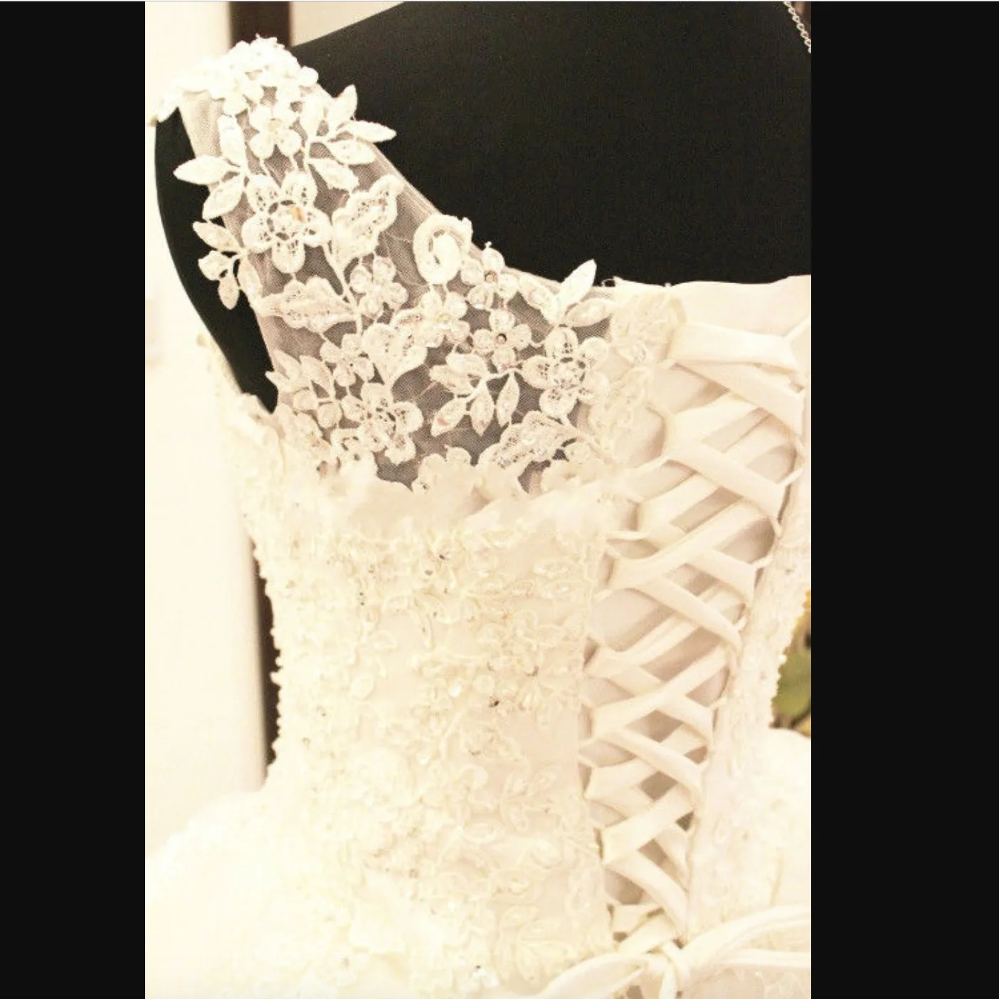 Кружевное свадебное платье большой размер с ручной вышивкой на бретелях