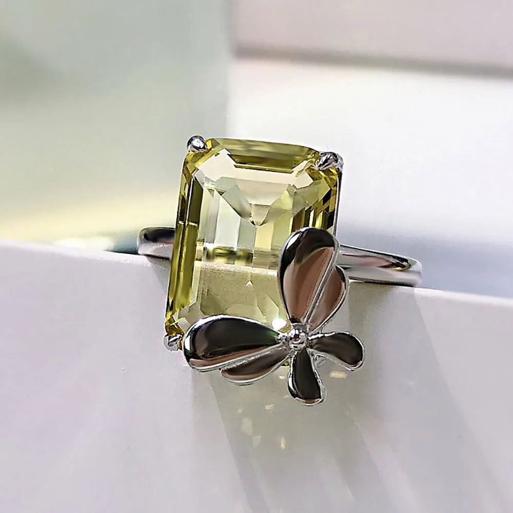 Кольцо женское из серебра 925 пробы с топазом 10 х14 мм